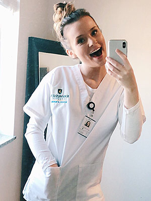 Megan Wohlman smiling in her Rasmussen College scrubs.