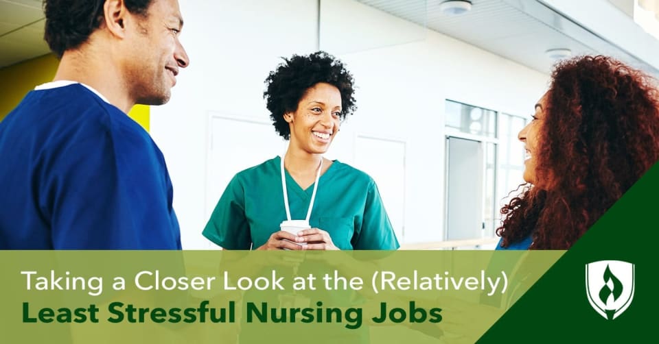 verpleegster in gesprek met lachende patiënt